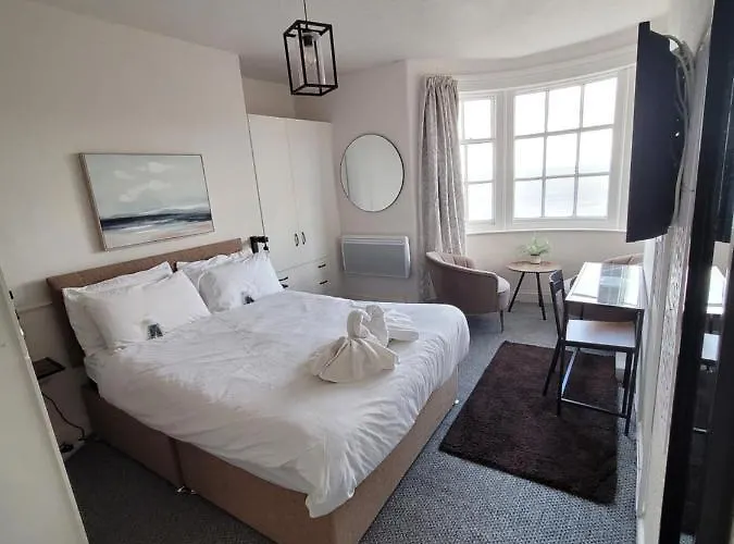 Sea View Flat 4 Fast Wifi & Free Parking