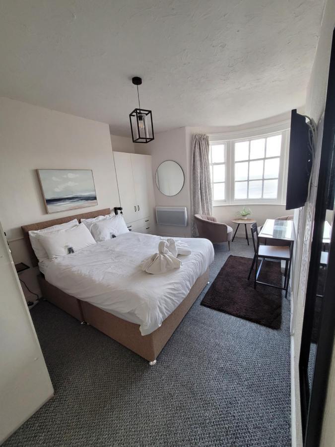 Sea View Flat 4 Fast Wifi & Free Parking *