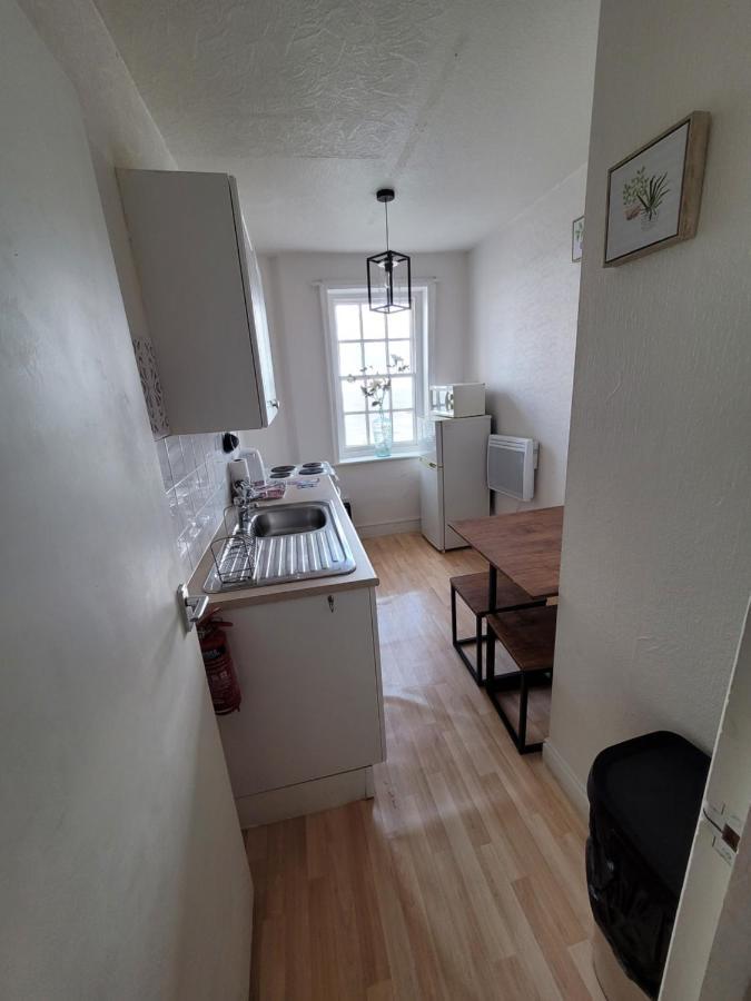 Sea View Flat 4 Fast Wifi & Free Parking Apartment